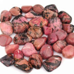 Rhodonit Trommelsteine Ø ca. 25 – 45 mm Edelsteine Heilsteine bei Wunderstein24