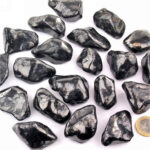 Schungit Trommelsteine Ø ca. 35 – 60 mm Edelsteine Heilsteine bei Wunderstein24