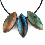 Brekzien-Jaspis Navette Anhänger seitlich gebohrt Edelsteine Heilsteine bei Wunderstein24