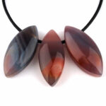 Chalcedon Navette Anhänger seitlich gebohrt mit schwarzem Satinband Edelsteine Heilsteine bei Wunderstein24