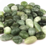 Jade | Serpentin Trommelsteine handpoliert Ø ca. 18 – 28 mm Edelsteine Heilsteine bei Wunderstein24