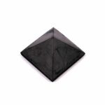 Schungit Pyramide schwarz poliert in einzigartiger Qualität Edelsteine Heilsteine bei Wunderstein24