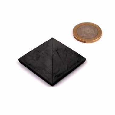 Schungit Pyramide schwarz poliert in einzigartiger Qualität Edelsteine Heilsteine bei Wunderstein24