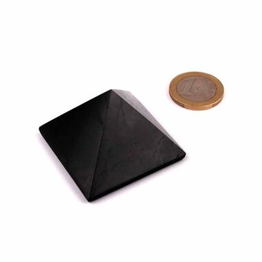 Schungit Pyramide schwarz poliert in einzigartiger Qualität Edelsteine Heilsteine bei Wunderstein24