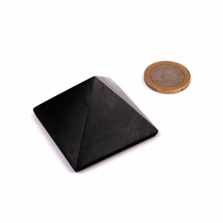 Schungit Pyramide schwarz poliert in einzigartiger Qualität Edelsteine Heilsteine bei Wunderstein24