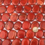 Jaspis rot Handschmeichler | Massagestein Ø 37 – 50 mm Edelsteine Heilsteine bei Wunderstein24