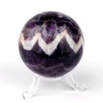 Amethyst Chevron Kugel aus Brasilien Ø 49 mm in sehr guter Farbe Edelsteine Heilsteine bei Wunderstein24