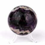 Amethyst Chevron Kugel aus Brasilien Ø 58 mm in sehr guter Farbe Edelsteine Heilsteine bei Wunderstein24
