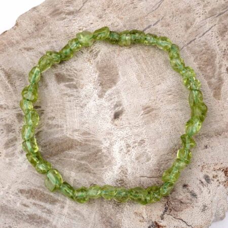 Olivin | Peridot Ø 5 x 6 mm Nugget Edelstein Armband flexibel und dehnbar Edelsteine Heilsteine bei Wunderstein24